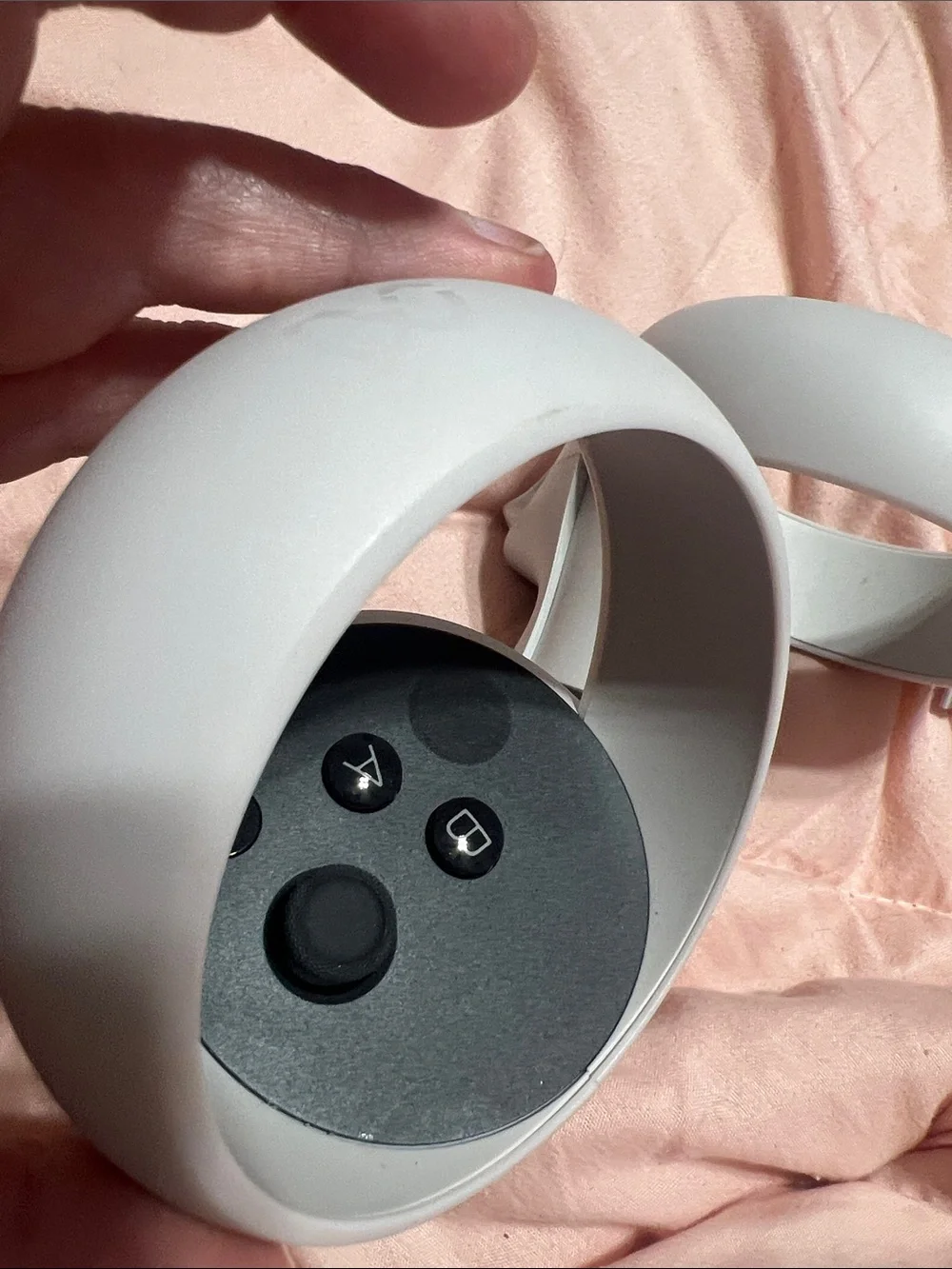 Standalone White VR Headset with Matching White Motion Controllers..Very Good